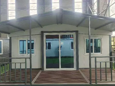 Casa de contenedores plegable expandible con cubierta