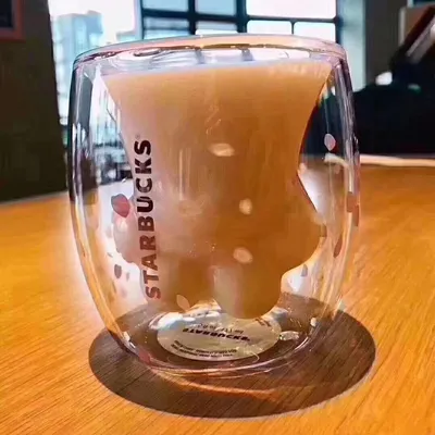 Copa de vidrio con forma para botella moldeada de jugo de fruta