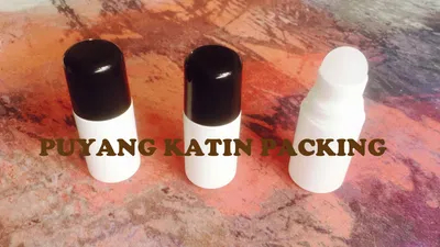 Botella de plástico roll-on de 50 ml con tapa de color