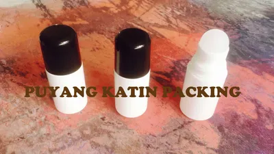 Botella de plástico roll-on de 50 ml con tapa de color