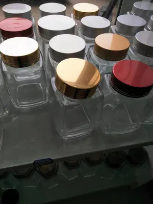 Botella de vidrio transparente moldeado cuadrado