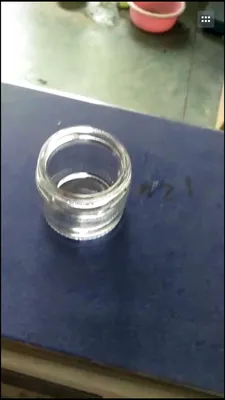 Botella de vidrio de jugo de forma moldeada transparente con tapa de corona