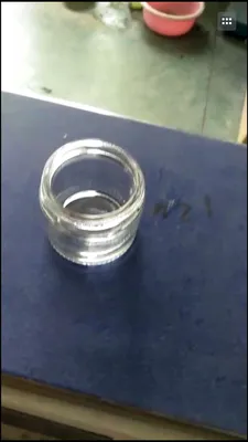 Botella de vidrio de jugo de forma moldeada transparente con tapa de corona